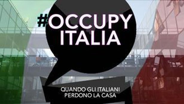 Gli italiani in ginocchio che occupano le case