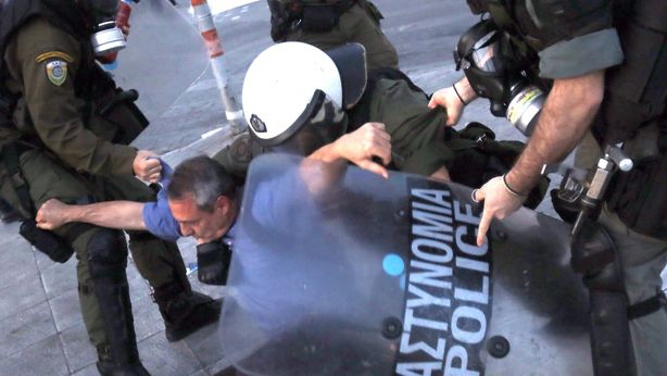 Grecia brucia, torna l’austerity: Tsipras alza le tasse