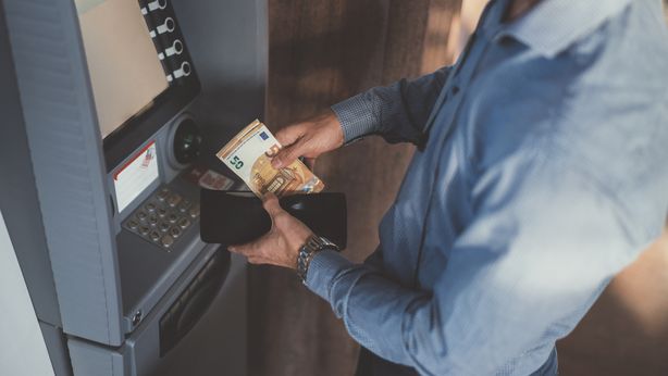 Prestiti troppo cari, famiglie italiane attingono ai risparmi. Depositi in calo