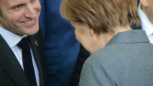 Merkel e Macron rilanciano l’asse franco-tedesco: “I trattati europei si possono cambiare”