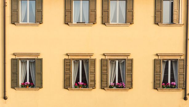 Stretta sulle case: stop alle vendite se non sono “green”. Consumatori sul piede di guerra