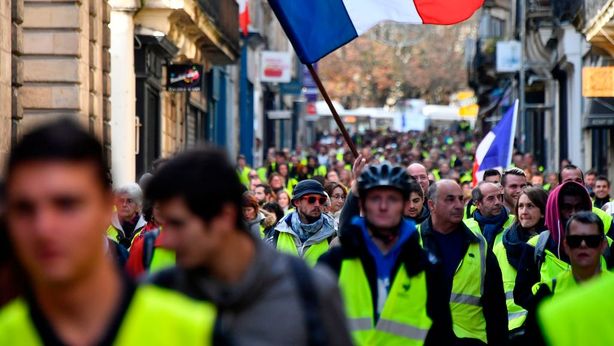 Francia, gilet gialli: ancora scontri, governo valuta stato di emergenza