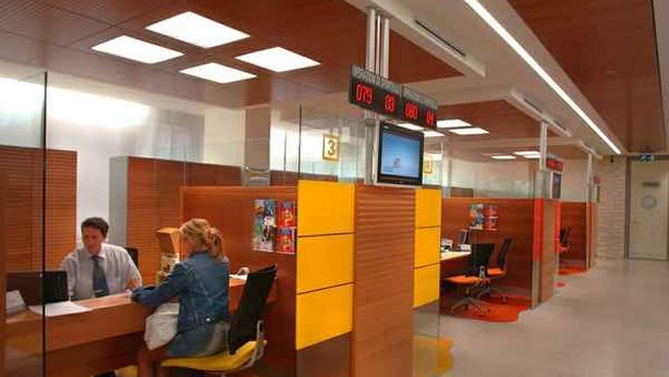 Banche, i conti correnti costeranno meno