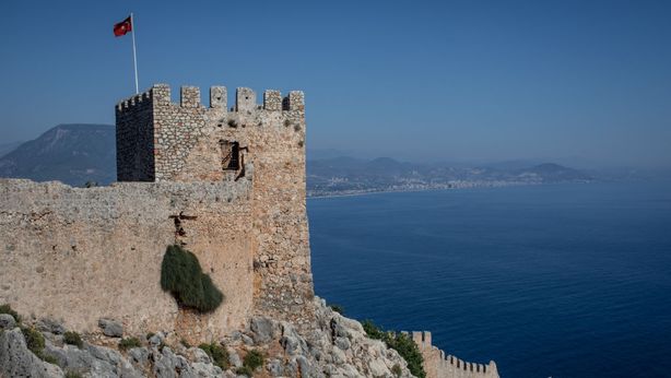 Truffa ai fondi Ue, coppia italiana li usa per un castello