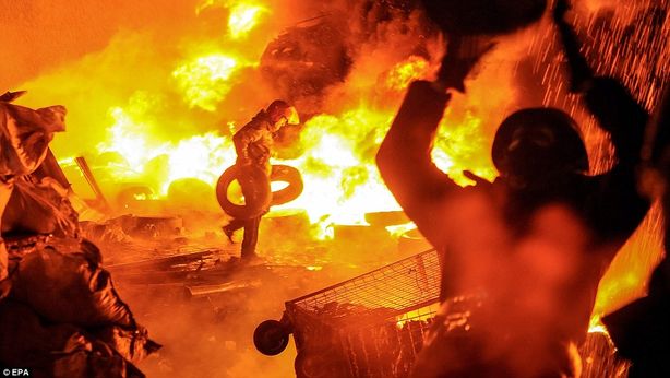Sangue e fiamme in Ucraina, 25 morti negli scontri di piazza