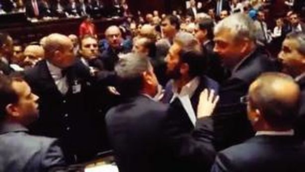 Berlusconi doma i kamikaze del PdL. Governo regge