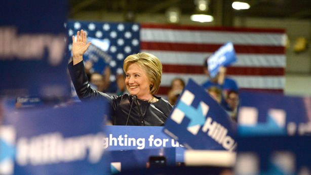 Star democratiche cercano di rilanciare Clinton, travolta da polemiche e fischi