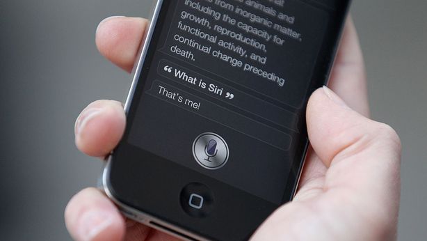 Apple, Siri “spiona”: ascolta le nostre conversazioni. Via a class action