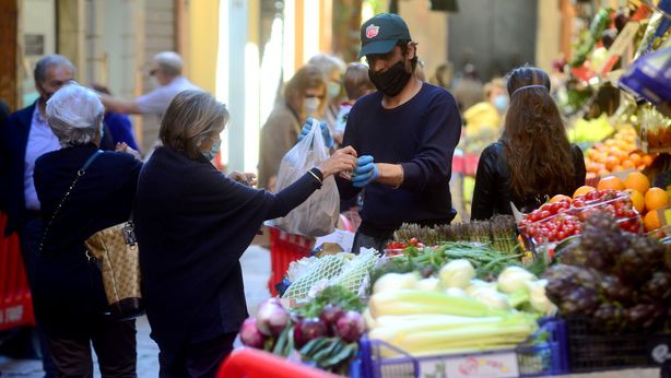 Negozi: a un mese dalla riapertura fatturati dimezzati