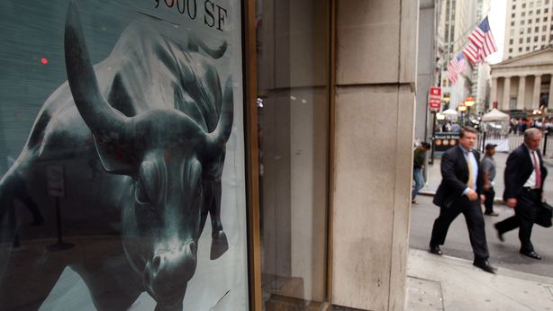 Wall Street mista, Nasdaq indietro. Vola petrolio