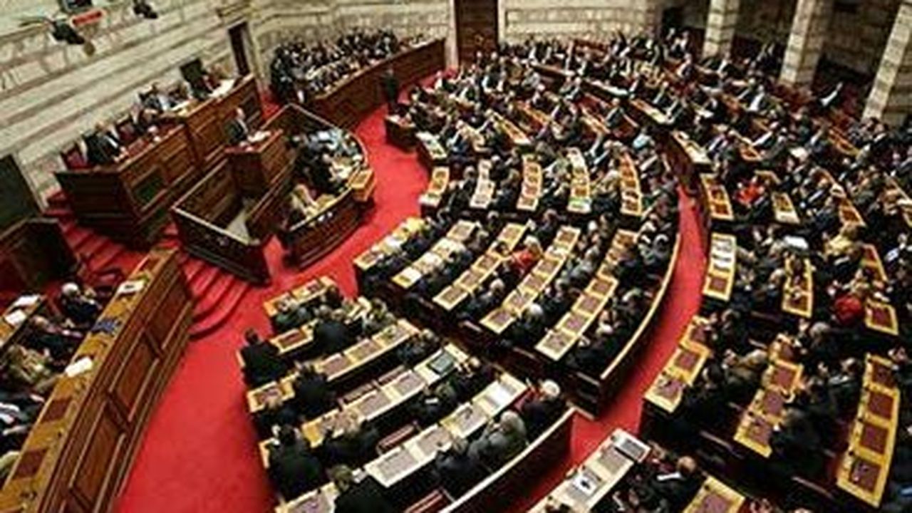 Grecia, governo prepara un maxi decreto legge. Varoufakis aggredito