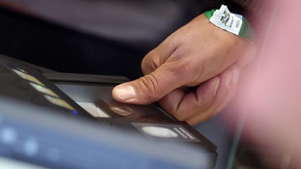 Escalation guerra contanti, pagamenti con impronte digitali