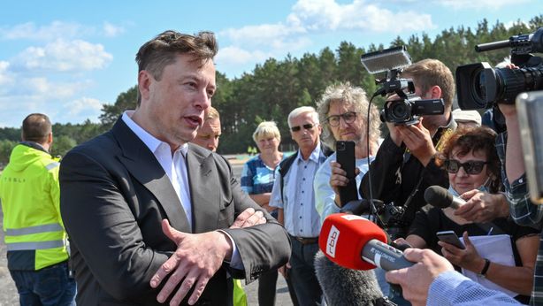 Tesla: nuova grana, richiama oltre 800 mila auto. Cosa è successo