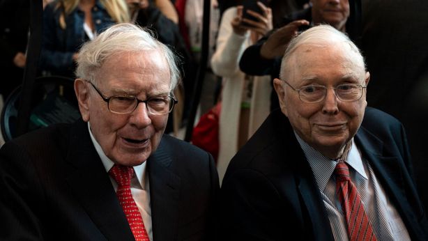 Charlie Munger muore all’età di 99 anni. Addio al braccio destro di Warren Buffett