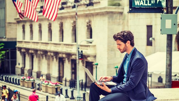 Wall Street gira chiude in rosso, Macy’s a picco (-14%)