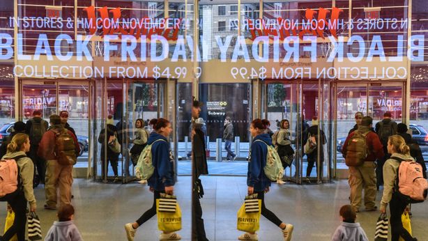 Black Friday: 16 milioni di italiani a caccia di occasioni, incassi per 1,7 miliardi