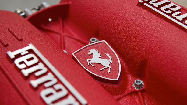 Ferrari: avvio in forte calo dopo il lancio di Luce, la prima auto elettrica