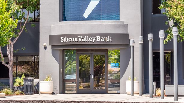 Liquidità in fuga dalle piccole banche Usa. Come sono gestiti i default?