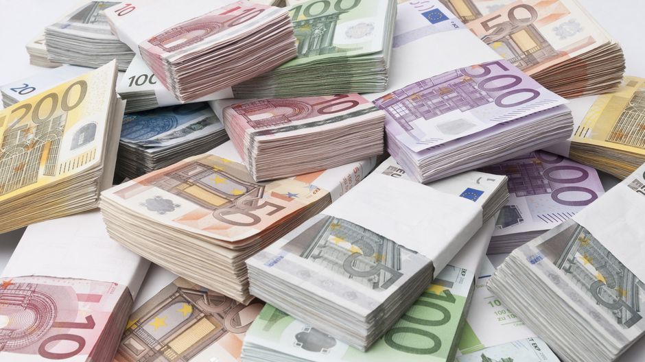 Europa, il tesoro immobile dei risparmiatori: 12mila mld fermi sui conti mentre gli Usa corrono sui mercati