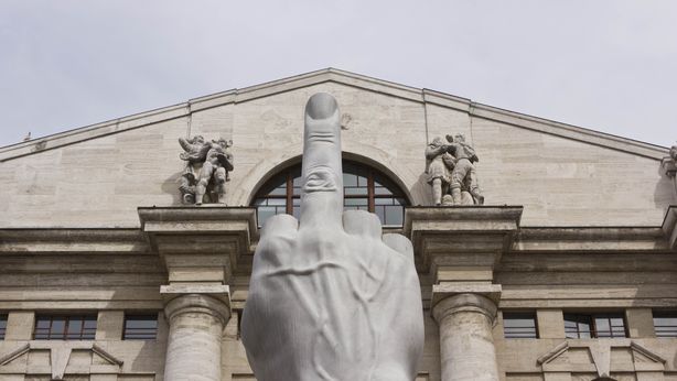 La tassa sugli extraprofitti fa crollare le banche in borsa