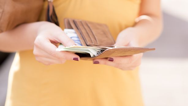 Troppo denaro senza rendimento fermo sui conti correnti degli italiani: con il boom dell’inflazione adesso si ha una perdita del 18%