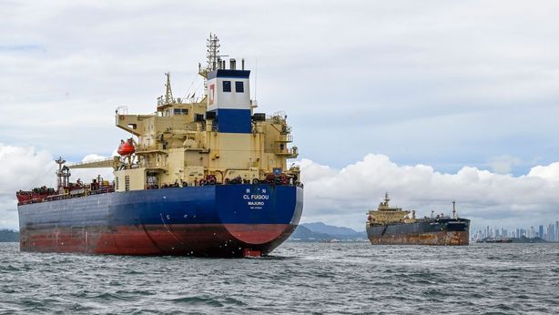Le navi container attendono nei porti: non si smaltiscono le scorte