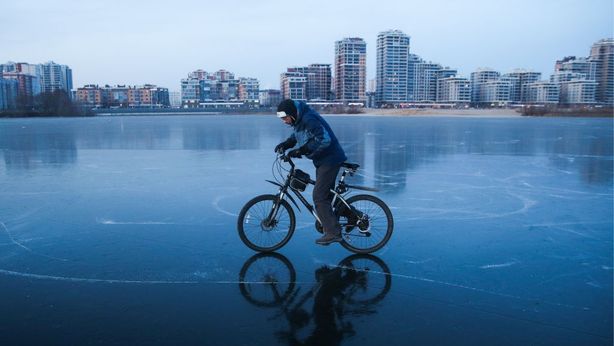 Poche bici e mezzi pubblici e troppe auto vecchie: ecco come si spostano gli italiani