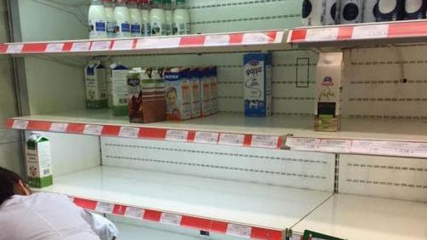 Grecia come Venezuela? Assalto a negozi e stazioni benzina. Mentre è crisi umanitaria