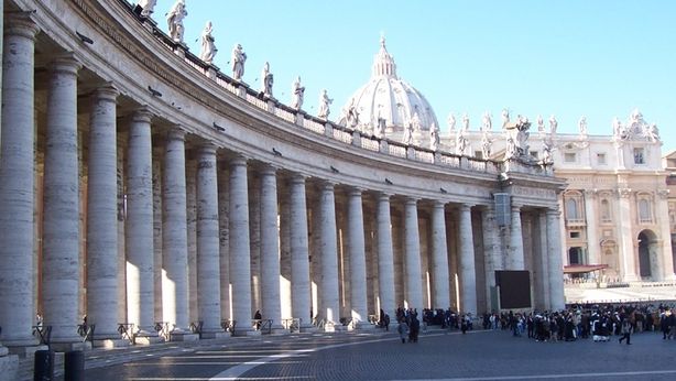 Torcia umana a San Pietro. Dramma, uomo si dà fuoco