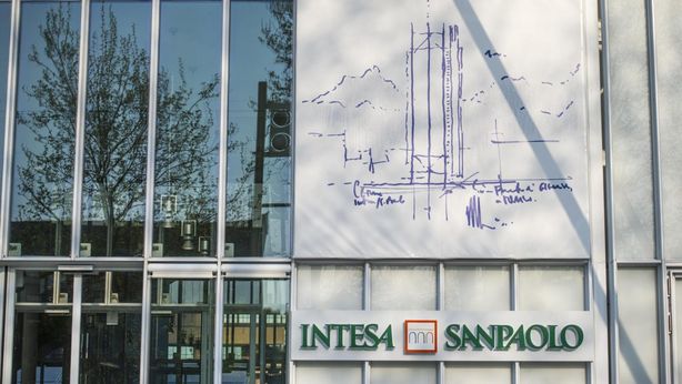 Gros-Pietro (Intesa): “Impatto limitato da tassa extraprofitti”