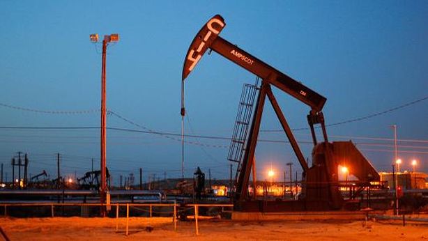 Brent tocca minimi 17 mesi sotto i 98 dollari al barile