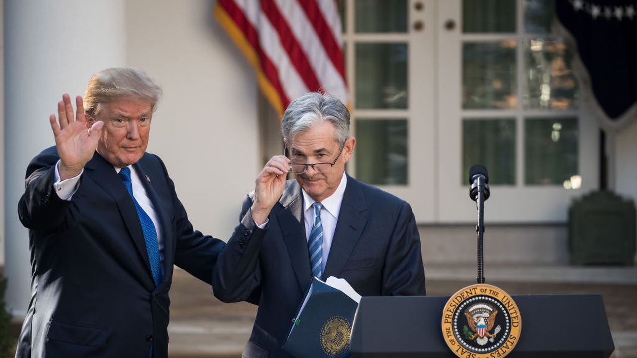 La Fed lascia i tassi fermi ma prevede due tagli entro l’anno. Trump: “Powell è uno stupido”