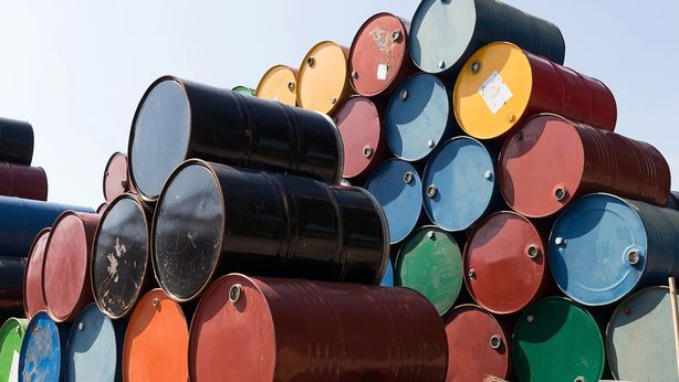 Borsa Milano piatta, petrolio sempre peggio. Buca anche $39
