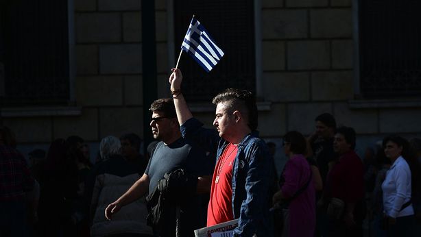 Tspiras cede ai creditori: nuova austerity in Grecia