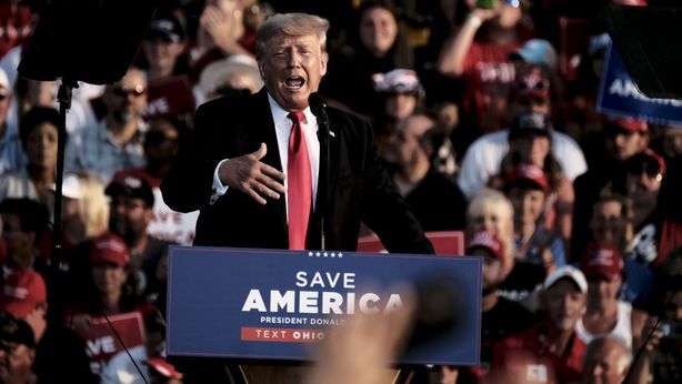 Trump torna in campo: primo comizio in sei mesi, davanti a migliaia di fan
