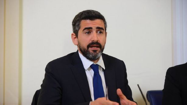 Governo vuole troncare 345 parlamentari