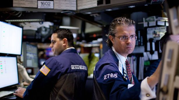 Wall Street in rosso, sopra i minimi intraday. Giu’ il petrolio