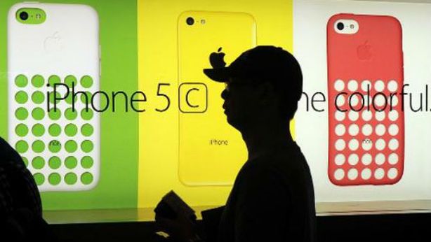 Cina, vendono figlia online per comprare un iPhone