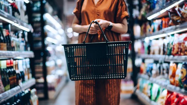 Italia verso la crescita zero nel 2023. Allarme crollo spesa alimentare