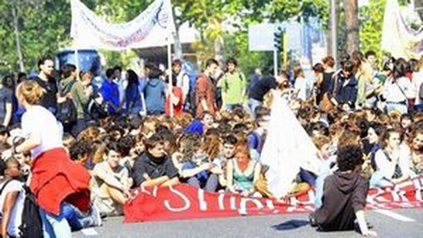 Palermo scontri studenti polizia: sassi e cariche, 3 feriti