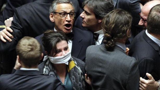 Bagarre e ostruzionismo mettono le ali ai 5 Stelle
