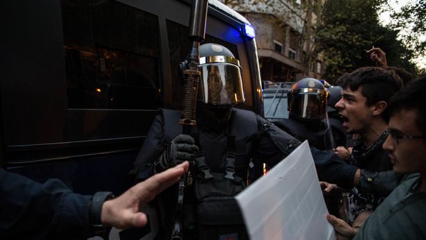 Catalogna, Spagna schiera 16.000 poliziotti anti sommossa per prevenire ribellione