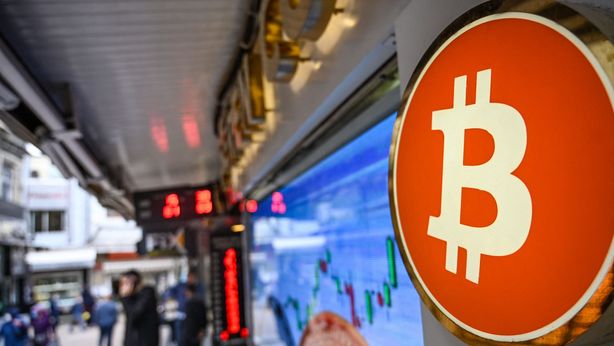 Bitcoin crolla insieme alle azioni: tuffo sotto $40 mila, ma poi risale
