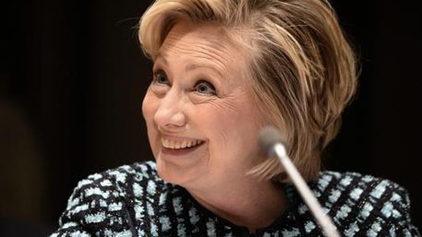 Hillary: “sono stata povera, piena di debiti”. Ironia sui social network