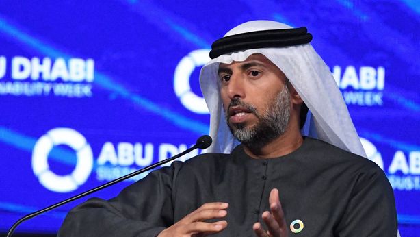 Emirati: prezzi petroliferi torneranno “normali entro un anno o due”