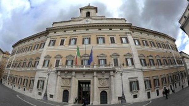 Metà italiani per un governo Pd sostenuto dal M5S
