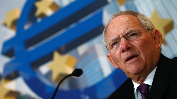 Eurozona, scontro frontale tra Schauble e Draghi sul QE