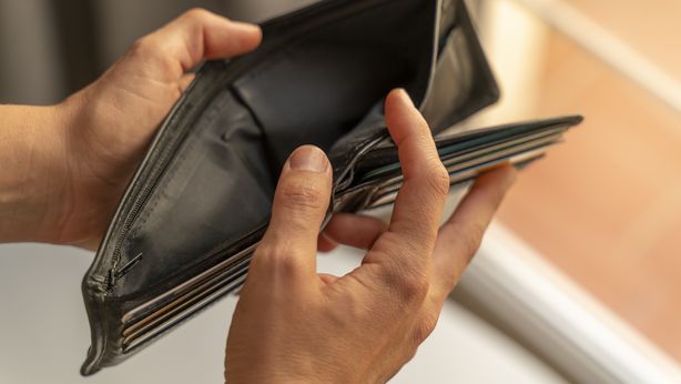 Pagate le bollette, agli italiani resta in tasca meno del 5% dello stipendio