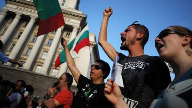 Bulgaria: Parlamento torna al lavoro, fuori sale tensione