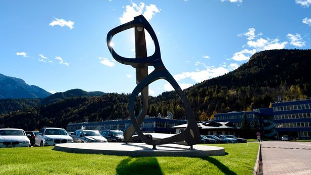 Pace fatta in EssilorLuxottica: governance a metà tra italiani e francesi